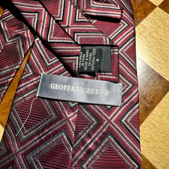Geoffrey Beene tie with bold geometric pattern featuring red blackandwhite hues - Picture 2 of 2